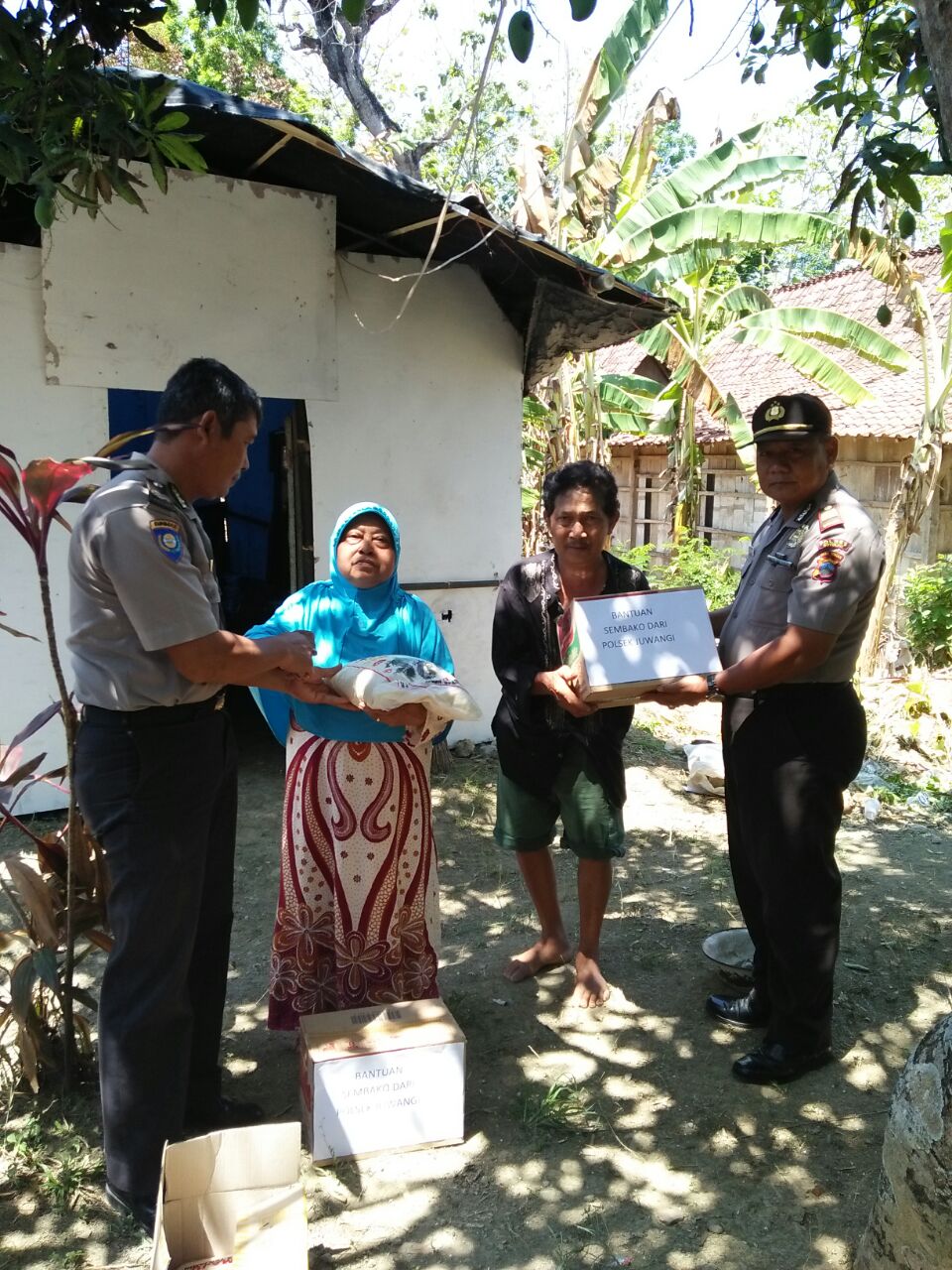 Bhabinkamtibmas Briptu Vincen Sambang Sawah Jalan Kaki