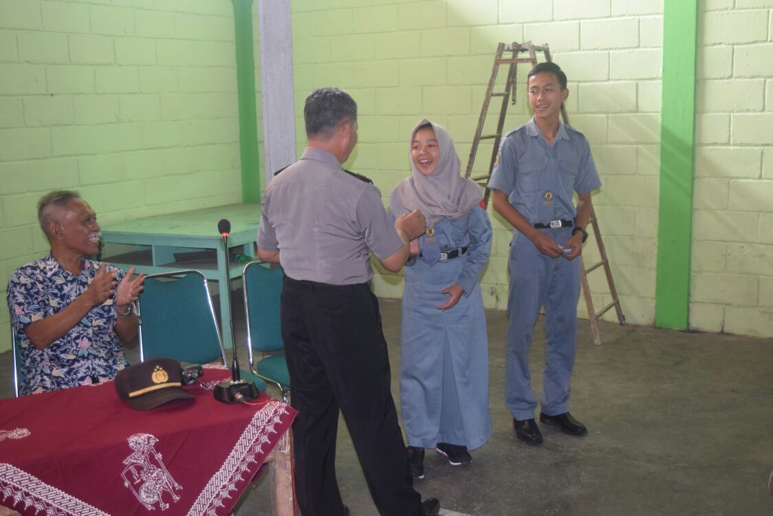 Hafal Lagu Garuda Pancasila dan Bisa Sebutkan Tujuh Pahlawan Revolusi Dua Pelajar SMK Ganesha diberi Hadiah Polres Boyolali
