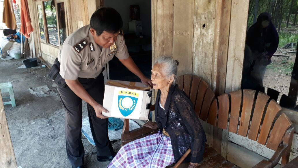 Kanit Bimmas dan Babinkamtibmas Serahkan Bantuan Sembako Kepada Fakir Miski
