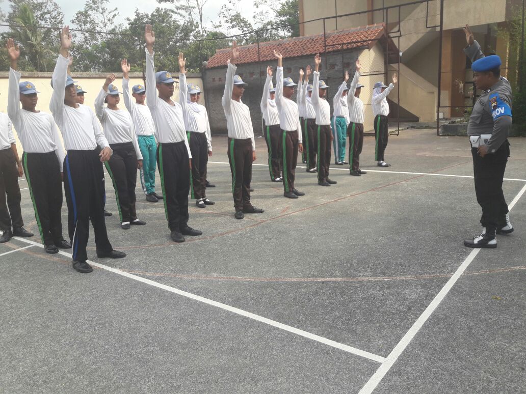 Senam Gerakan Pengaturan Lalulintas  Siswa SMAN 1 Teras