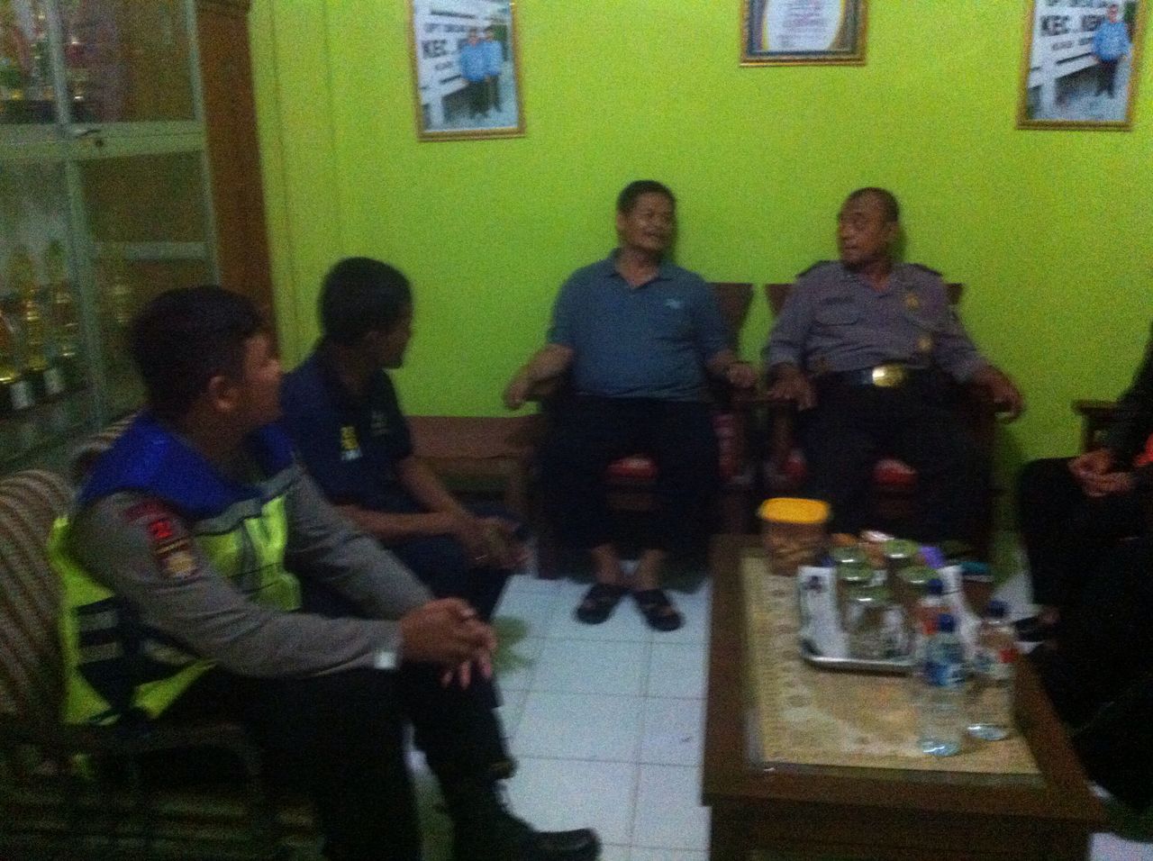 Wakapolsek Kemusu Mengontrol Anggotanya Yang Menjaga Naskah Ujian Calon Perangkat Desa