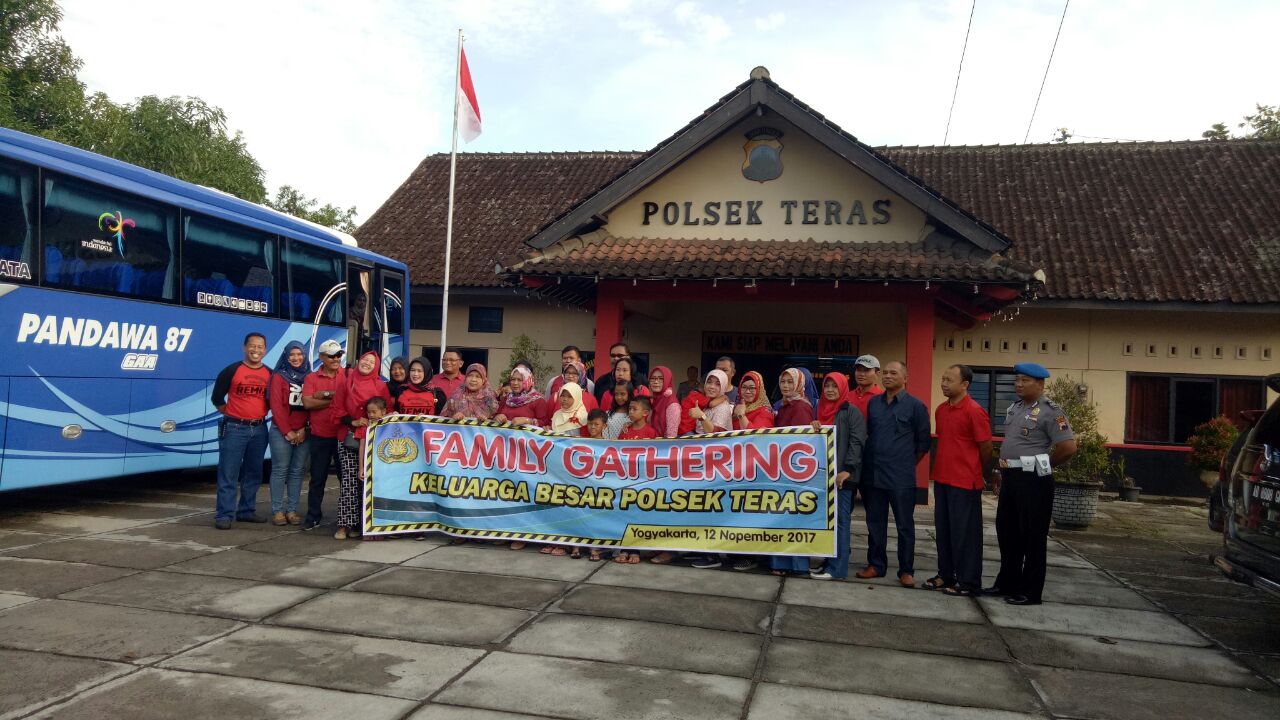 Family Gathering Keluarga Besar Polsek Teras Tour Yogjakarta