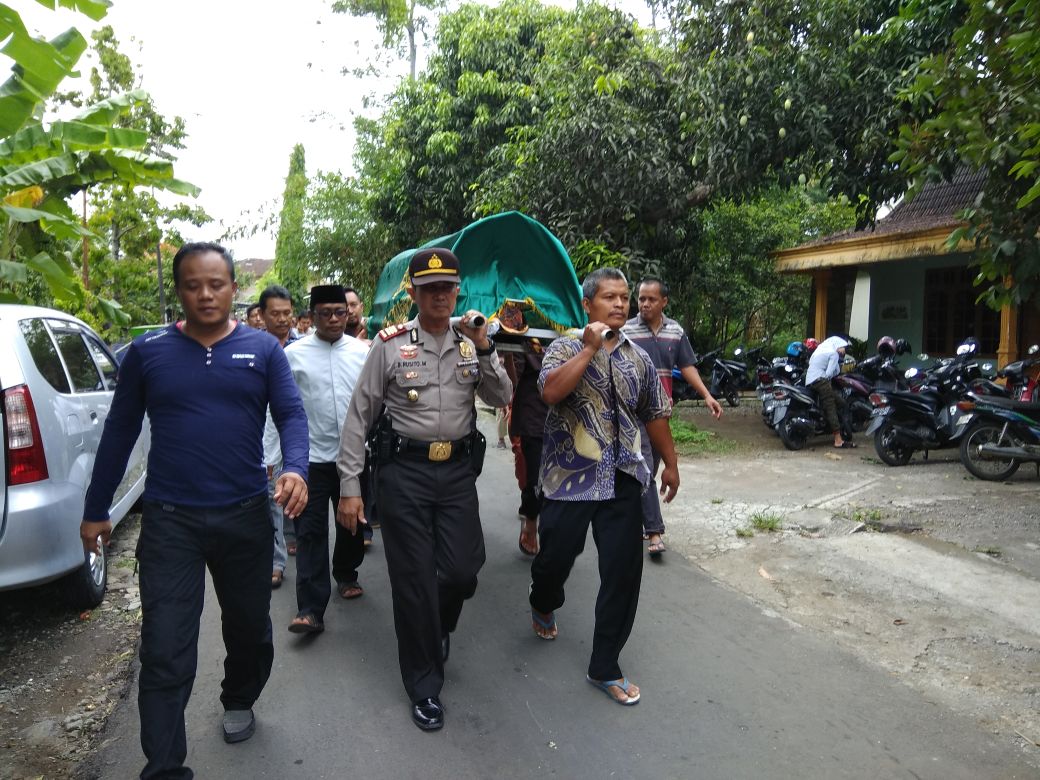 Kapolsek Simo Pikul Jenazah Saat Pemakaman Tokoh Agama