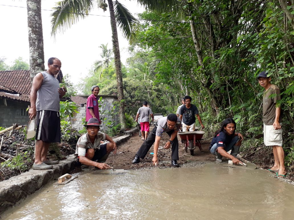 Sambang Desa Binaan, Bhabinkamtibmas Bantu Warga Gotong Royong
