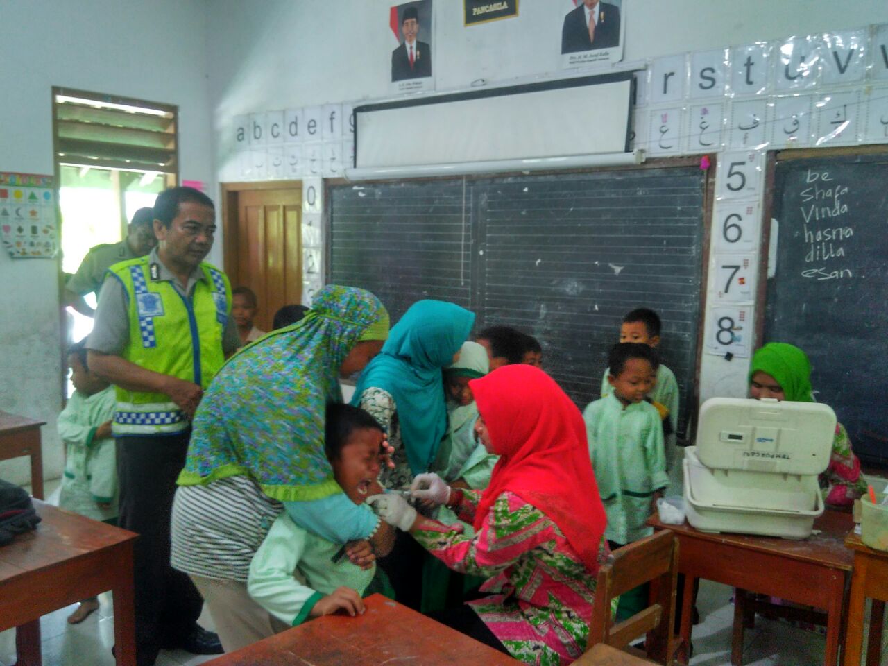 81 Siswa SD Jagoan di Imunisasi Titanus Difteri Dengan Pebdampingan Kanit Binmas Polsek Sambi