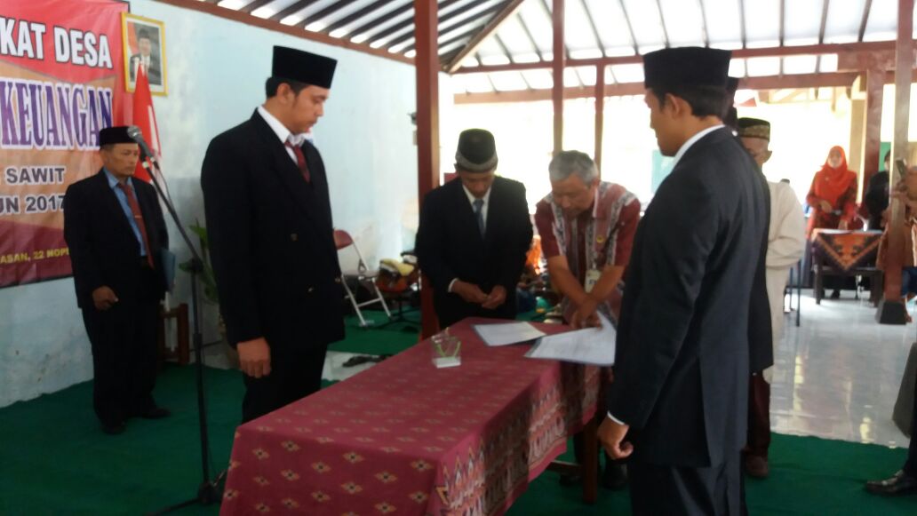 Kapolsek Sawit Kawal Pelantikan Perangkat Desa di Sawit