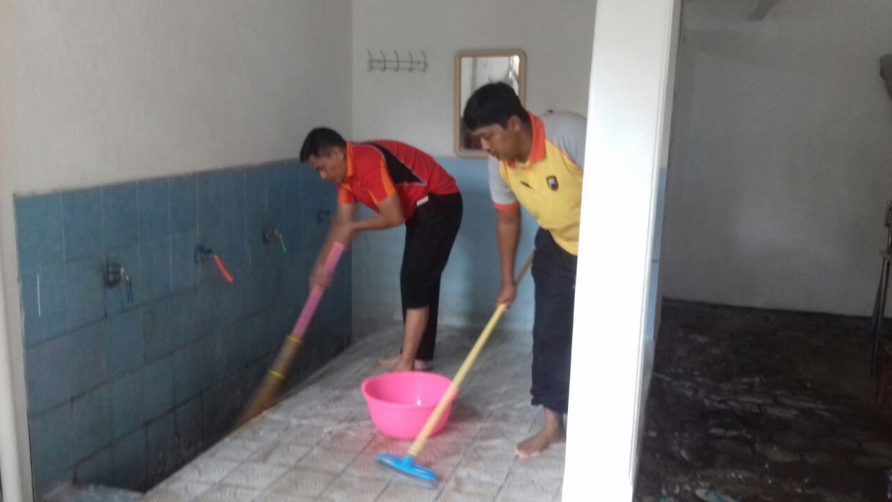 Syi’ar Kamtibmas Kapolsek Sawit, Pimpin Bersihkan Masjid Aisyiah.