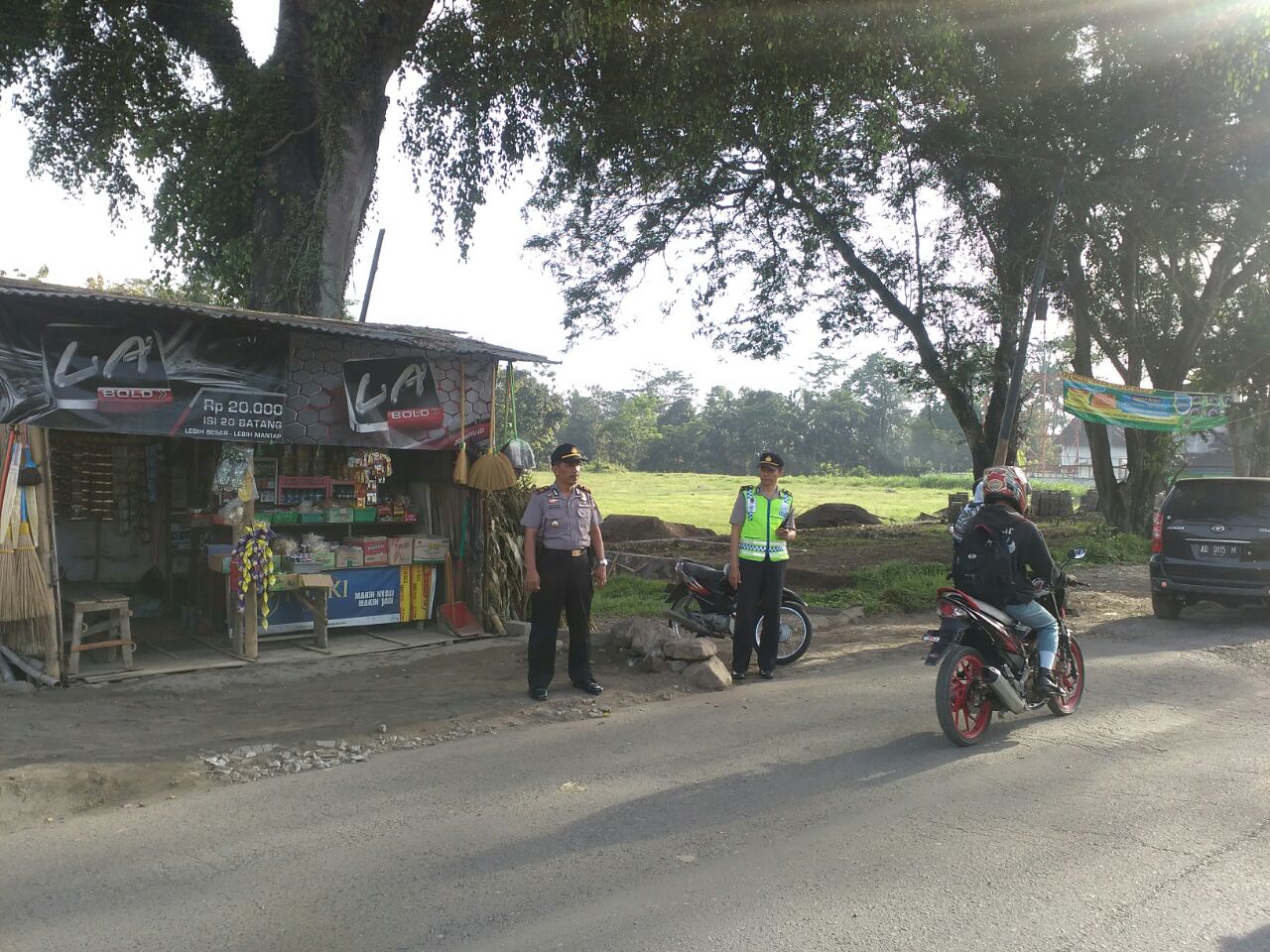 “Kapolsek Musuk Ikut Atur Lalu Lintas di Pertigaan Patung Tani”