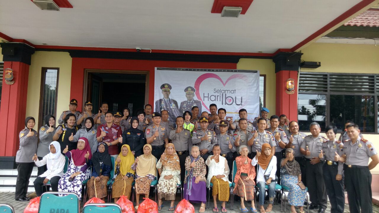 Polres Boyolali Bagikan Ratusan Sembako Untuk Lansia Dalam Rangka Hari Ibu