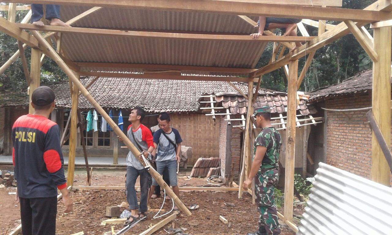 Bripka Heru Sinergi Dengan TNI Dan Warga Bangun Rumah Kurban Bencana