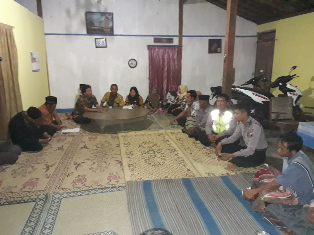 Bhabinkamtibmas Kunjungi Pertemuan Warga Sosialisasikan Dana Desa