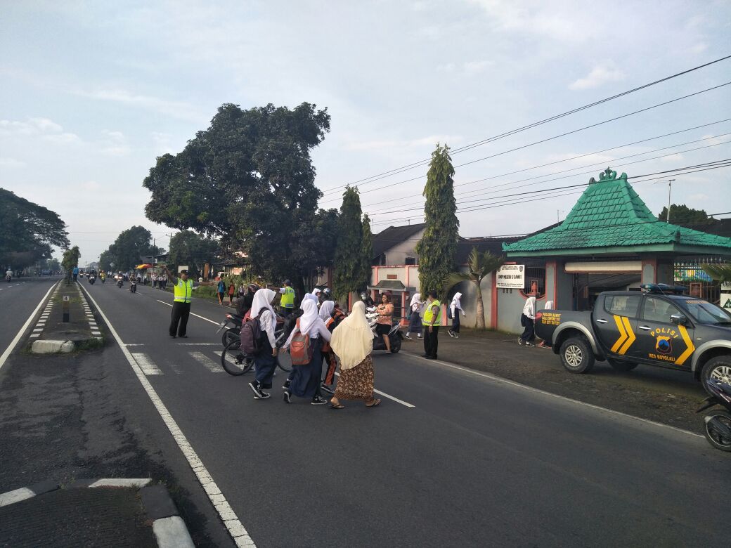 Unit Paroli Sabhara Adakan Pengaturan Penyebrangan Para Pelajar di Sawit