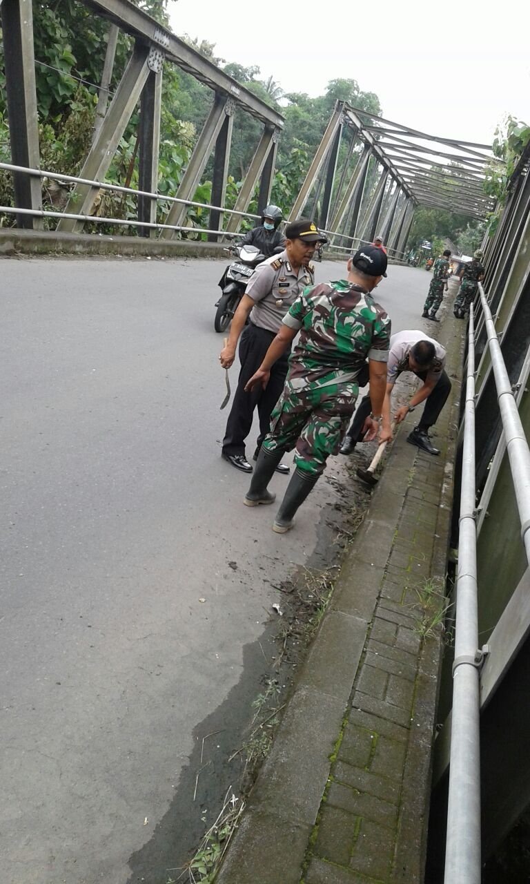 ” Jalin Sinergitas TNI-POLRI, Anggota Polsek bersama Koramil-17 Wonosegoro Laksanakan Kerja Bakti “