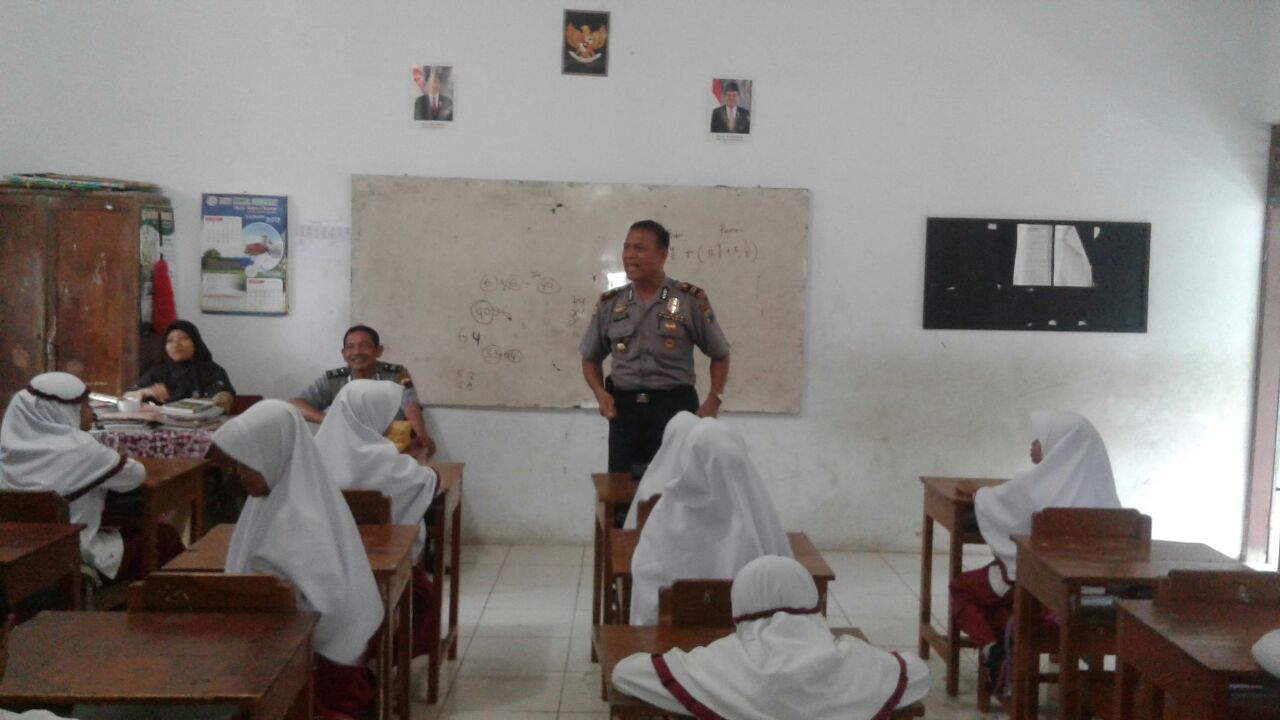 Hindari Kenakalan Remaja…. Waka Polsek Sambi ke sekolah MII Senting – Sambi