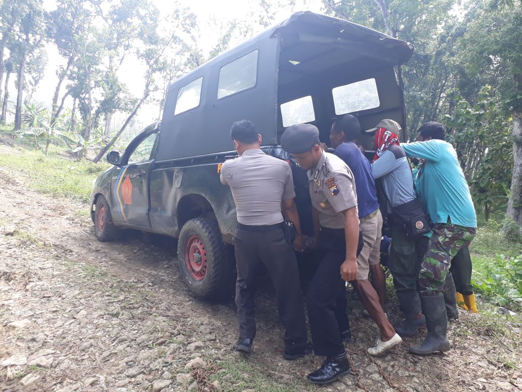 Patroli Polsek Bantu Patroli Polhut Selip Di Hutan