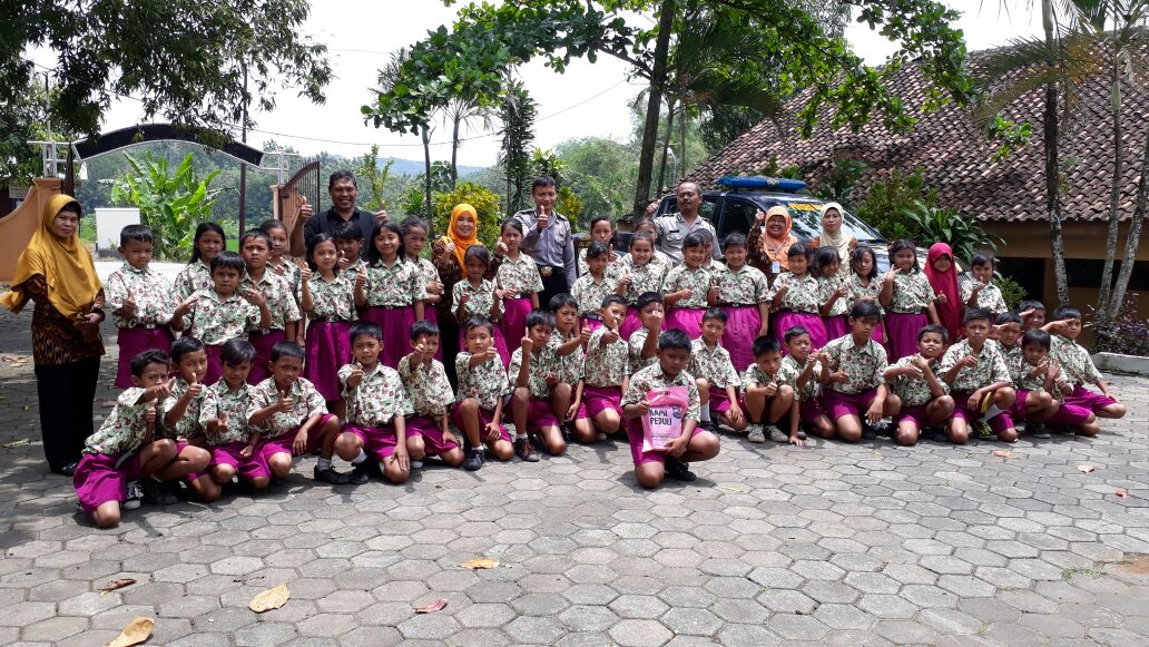 Kunjungan Kanit dan Bhabinkamtibmas Andong Di SDN II Banaran, Sempu.