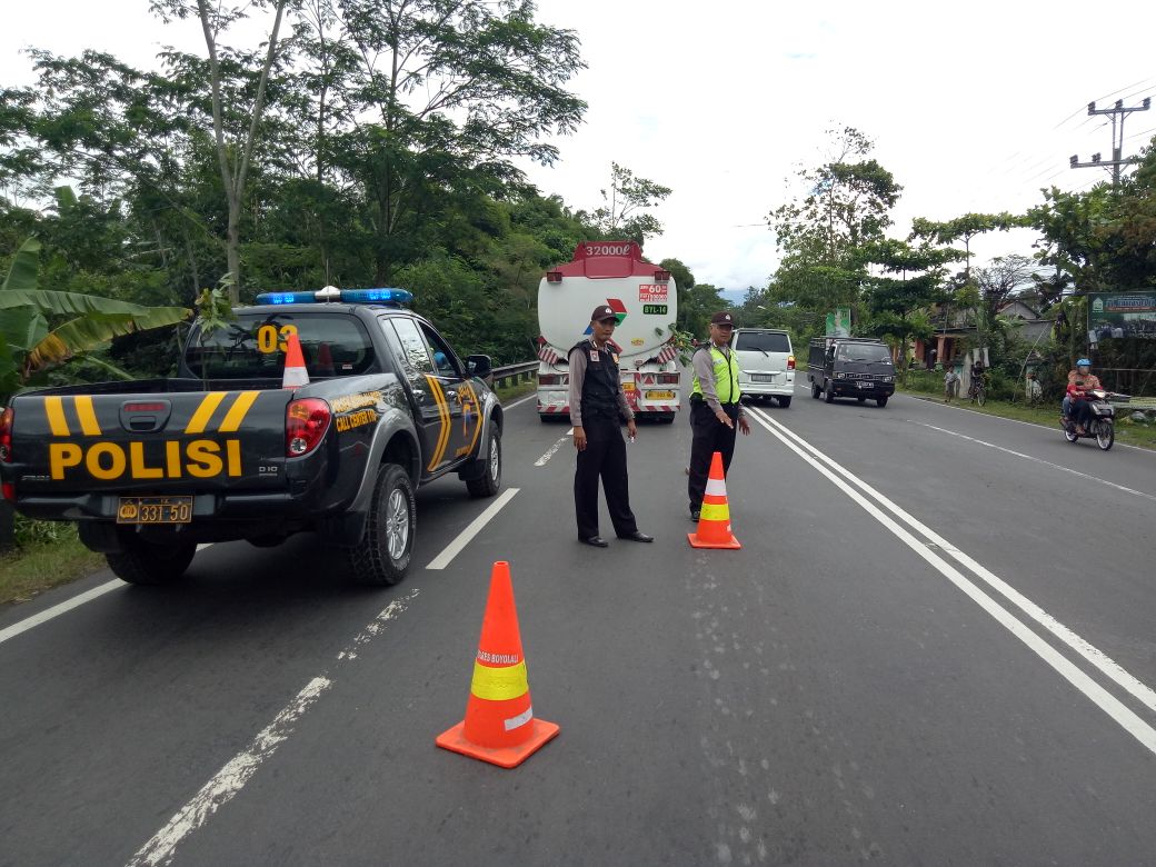 Kanit Sabhara Bersama Bhabinkamtibmas Amankan Mobil Tangki Yang Mogok