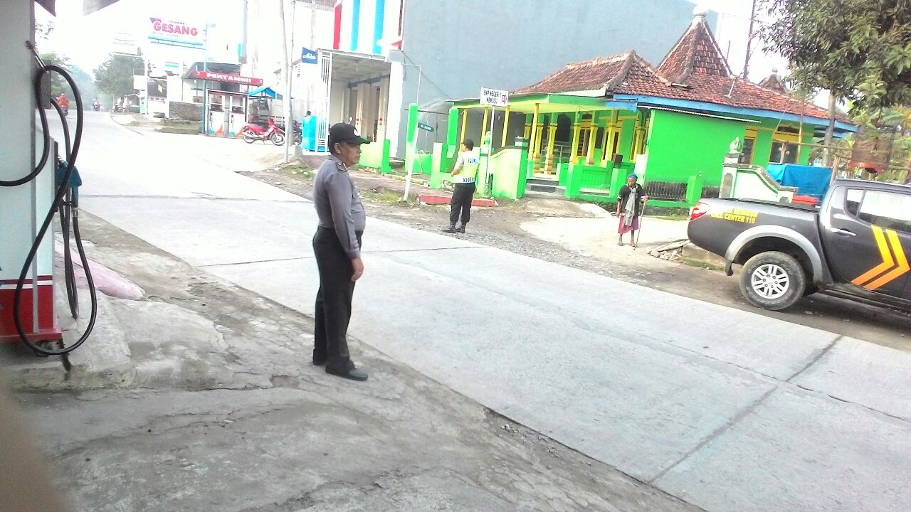 Giat PH Anggota Polsek Kemusu di Pertigaan Depan Kantor Camat Dan SMAN I Kenusu.
