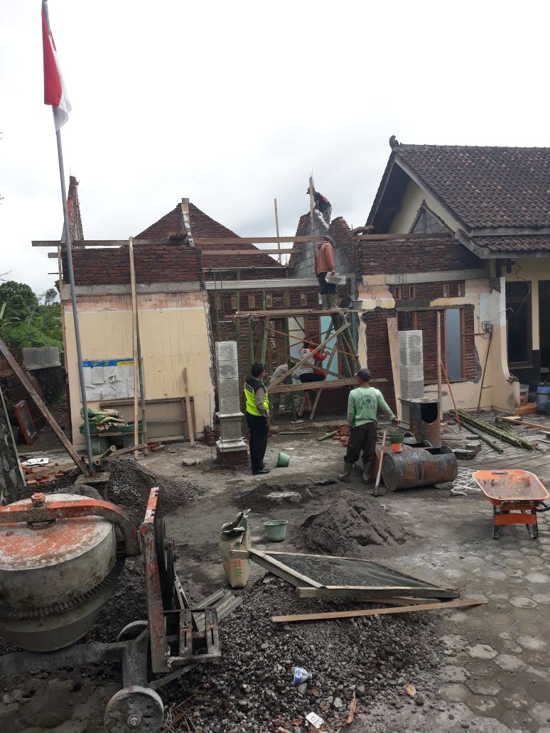 Keakraban Bhabinkamtibmas Bripka Pramudiyanto Dengan Warga Desa Binaan