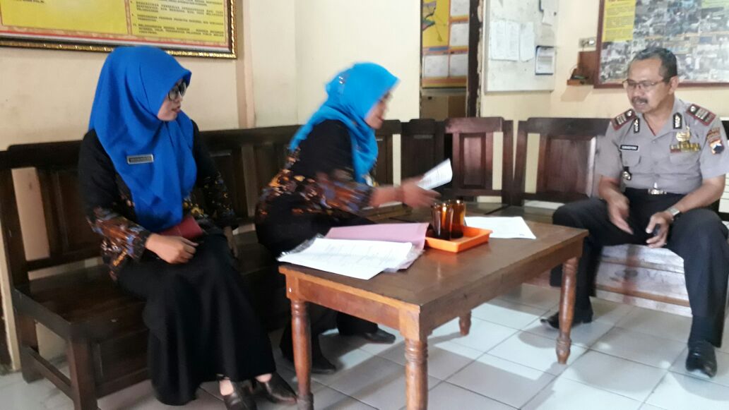 Kapolsek Andong Menerima MOU SDN 2 Ngoyog, Beji, Andong