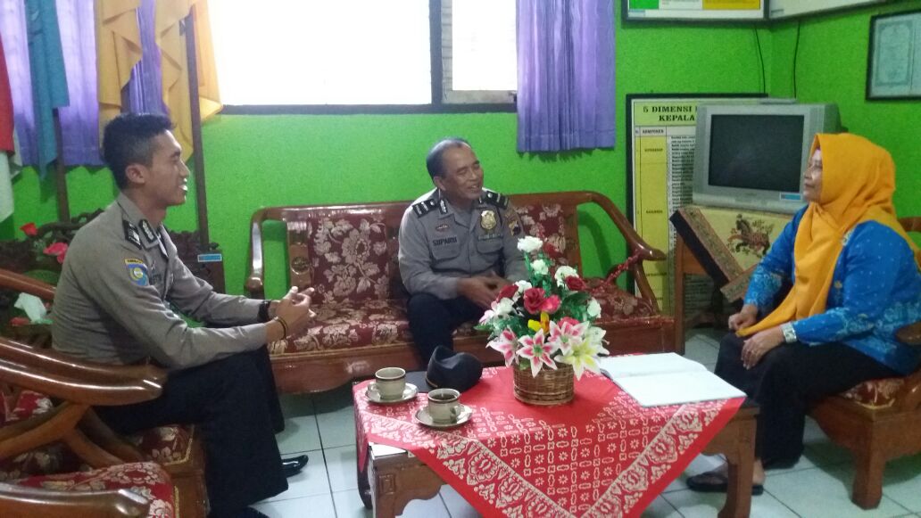 Kapolsek Andong Menerima MOU SDN 2 Ngoyog, Beji, Andong