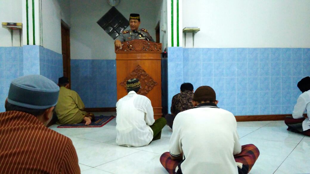 Usai Sholat Magrib, Kapolsek Klego Sampaikan Pesan Kamtibmas di Masjid Nurul Iman Klego