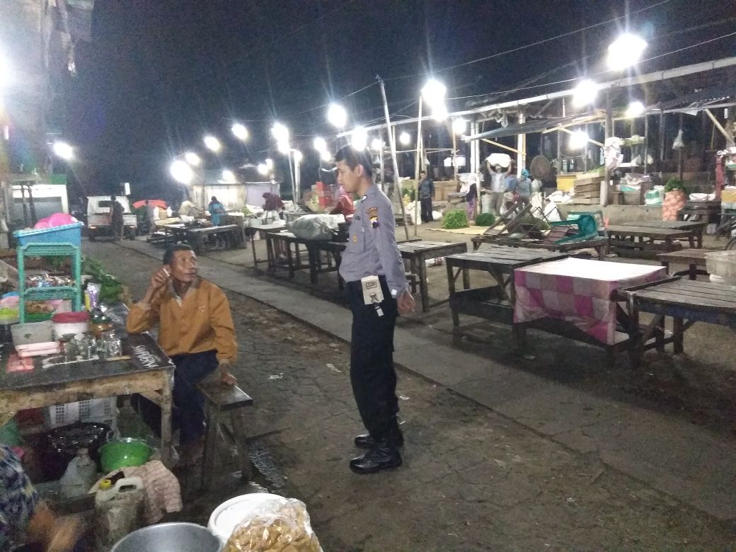 Cegah Gangguan Kamtibmas Di Malam Hari, Petugas Jaga Lakukan Patroli