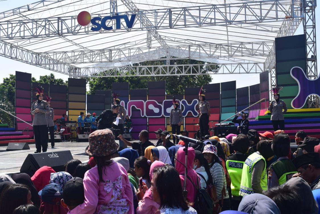 Ketika Polwan Jadi Penari Latar