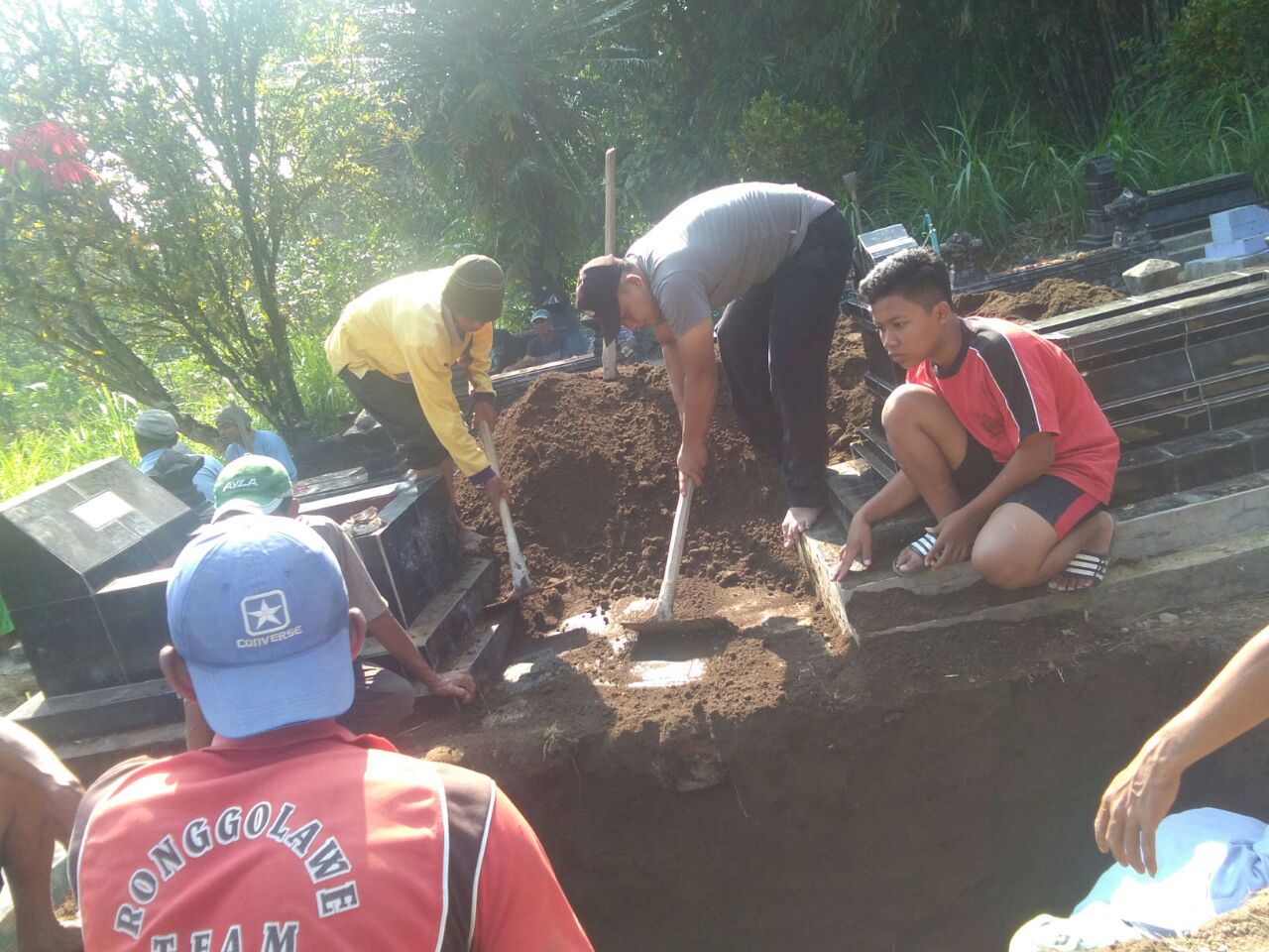 “Kanit Binmas Polsek Musuk, Ikut Gotong Royong Gali Kuburan Untuk Orang Meninggal Dunia”
