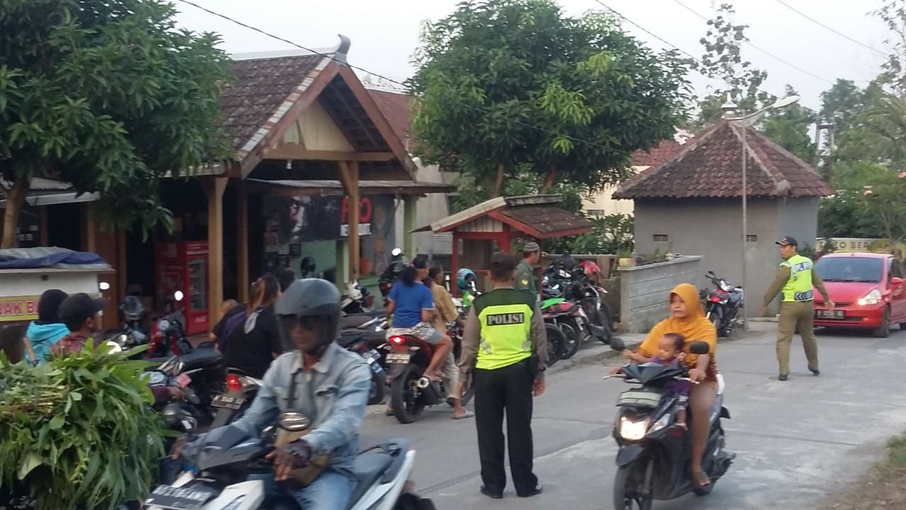 Anggota Sat Sabhara Amankan Obyek Vital di Malam Hari