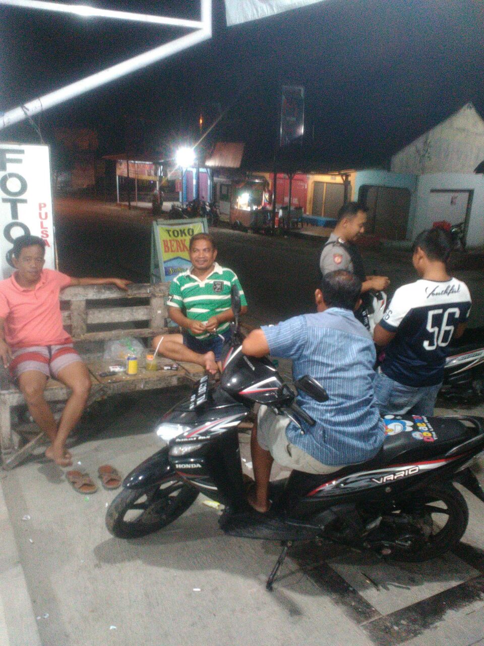Petugas Jaga Lakukan Patroli Sebelum Makan Sahur.