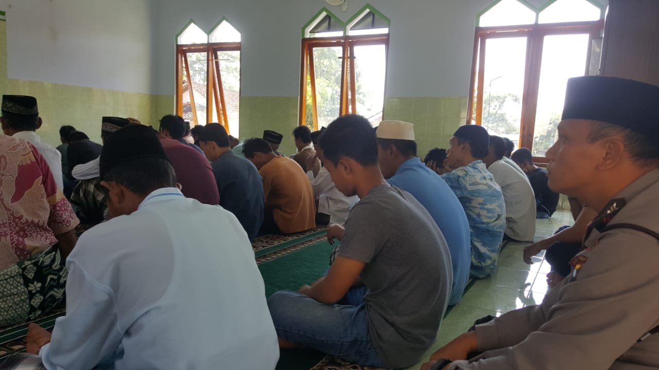 Jajaran Mojosongo Ibadah Sholat Jum’at Bersama dengan Warga dukuh Tempurejo desa Kemiri Mojosongo.