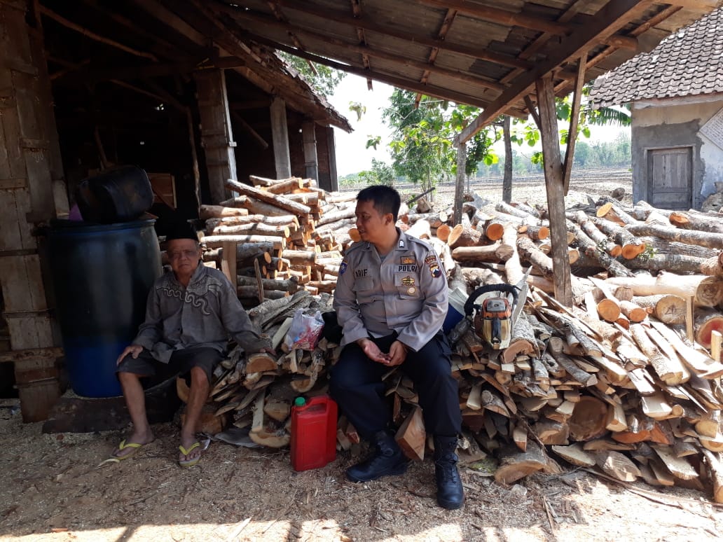 Brigadir Arif Darmawan Sambang Penggergajian Kayu