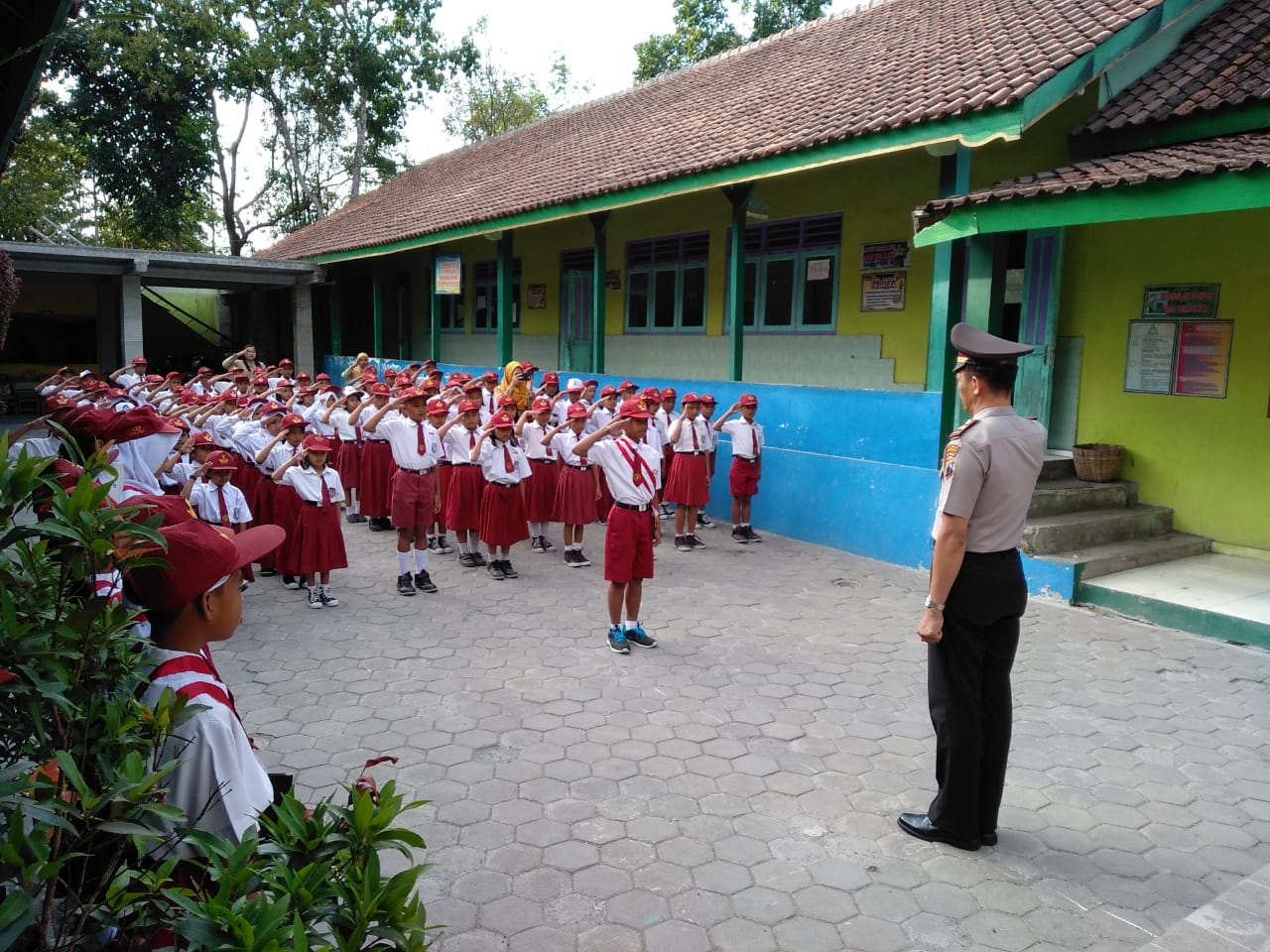 Wakapolsek Cepogo Menjadi Pembuna Upacara di SD