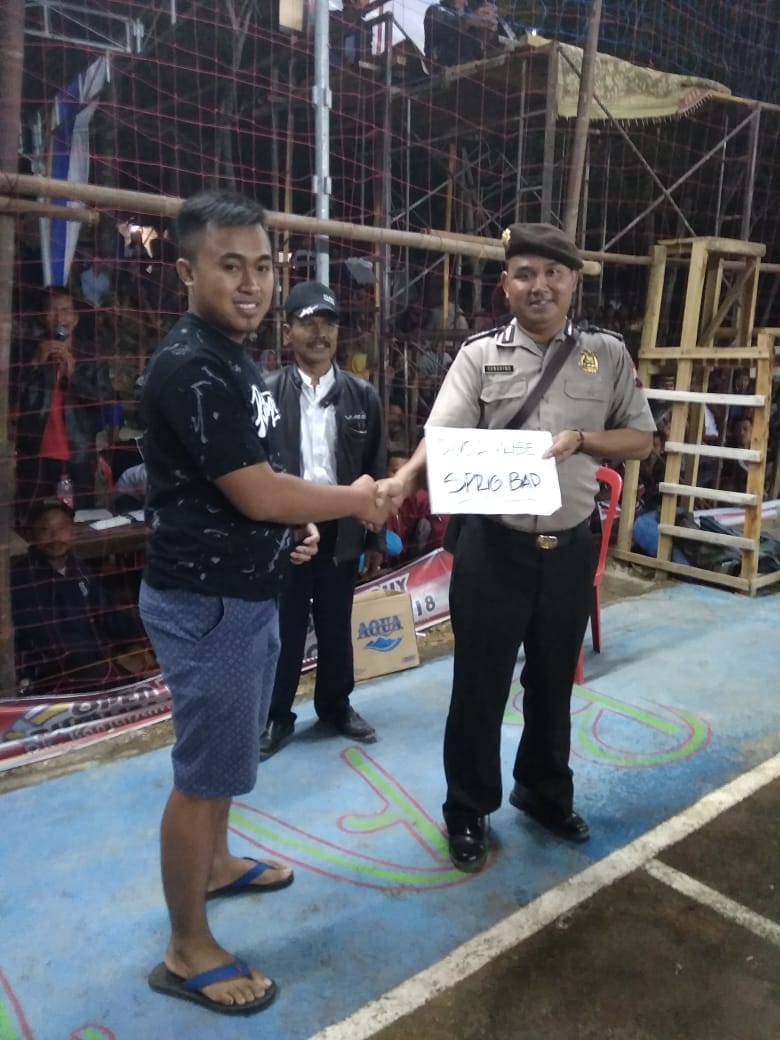 Menyambut Masyarakat Dengan Hadiah Hadir