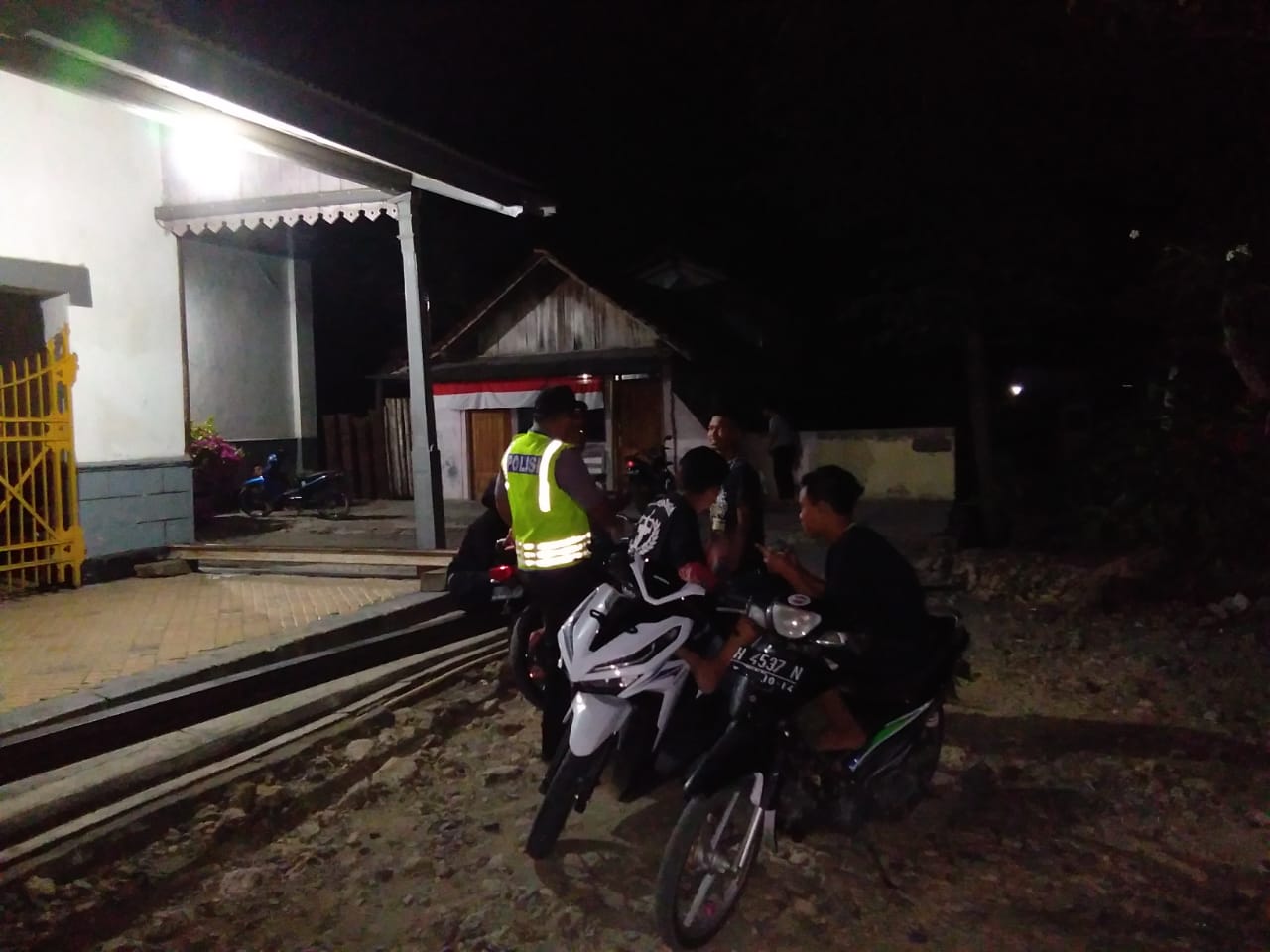 Bripda Frengki Sambangi Tongkrongan Pemuda Juwangi