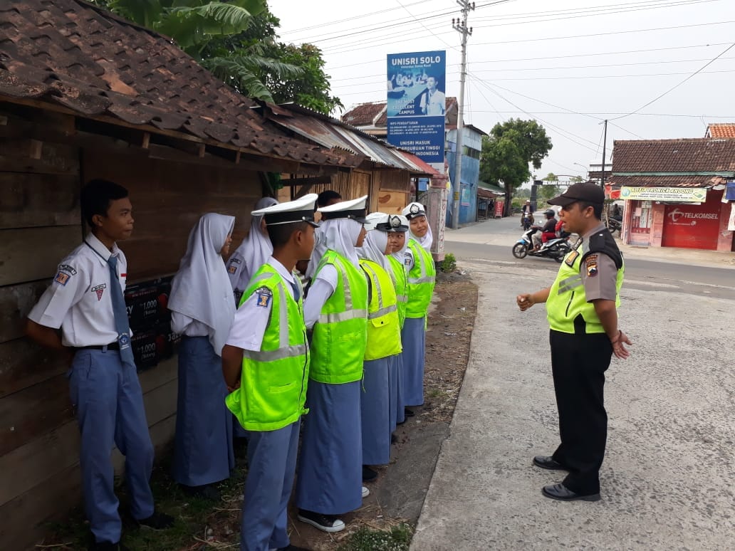 Partisipasi Bhabinkamtibmas Polsek Andong Dijalan Raya