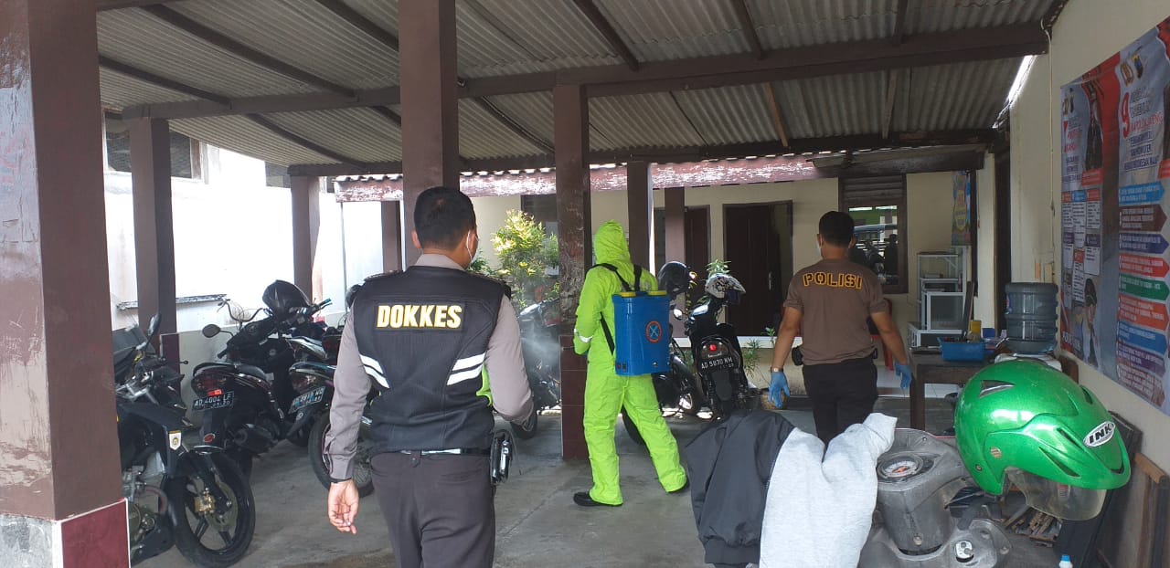 POLSEK SAMBI LAKUKAN PENYEMPROTAN DISINFEKTAN DI RUANG KERJA CEGAH VIRUS COVID-19
