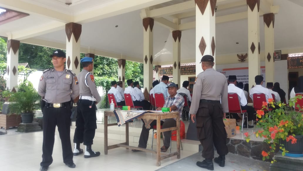 Kanit Provost Polsek Sawit Pimpin Pengamanan Pelantikan PPS