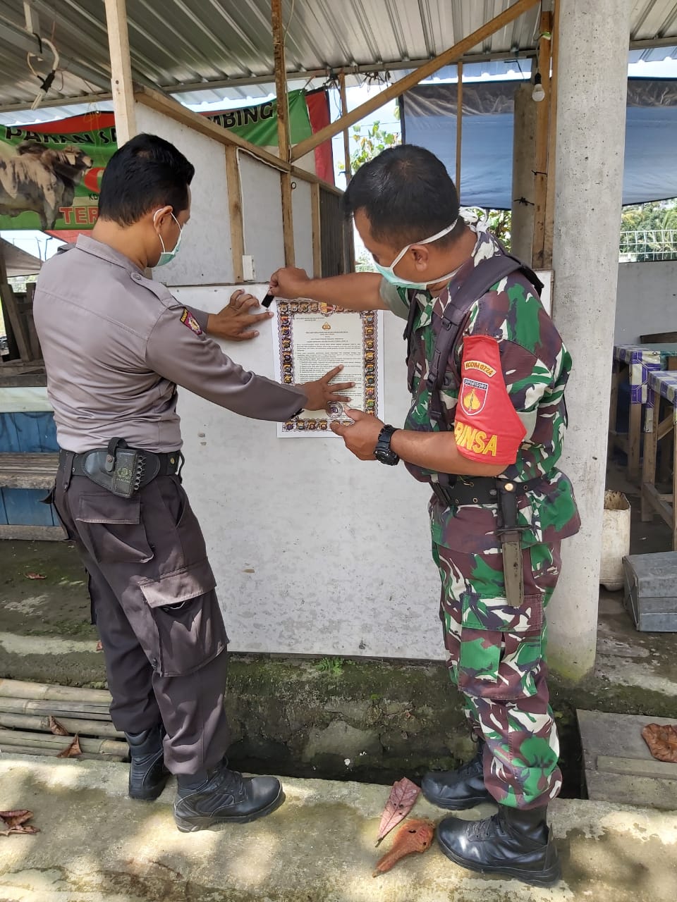 Bhabinkamtibmas Polsek Banyudono Bersama Anggota TNI Sosialisasikan Dan Memasang Maklumat Kapolri