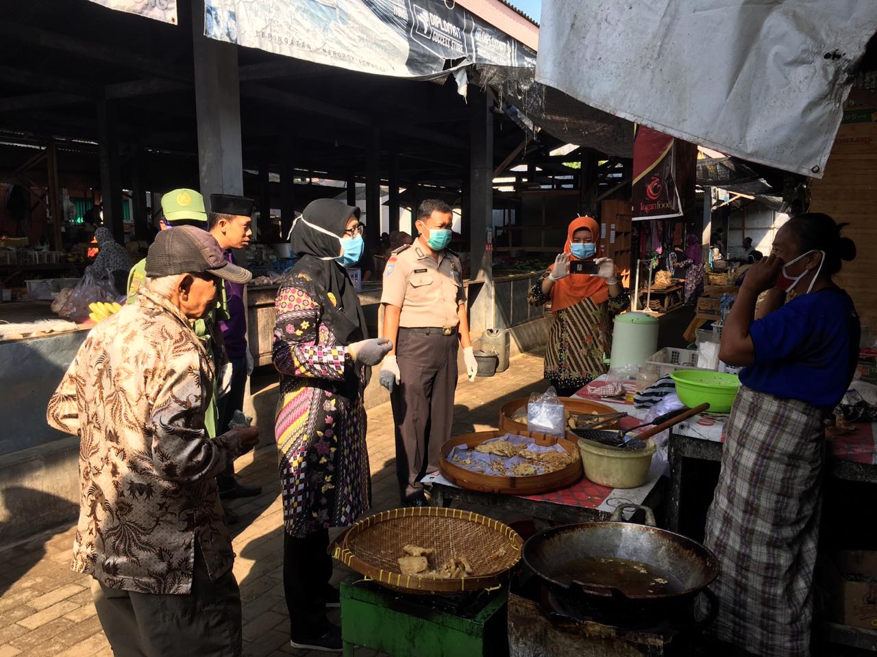 Bhabinkamtibmas Bersinergi dengan Petugas Kesehatan dan Perangkat Desa lawan Corona