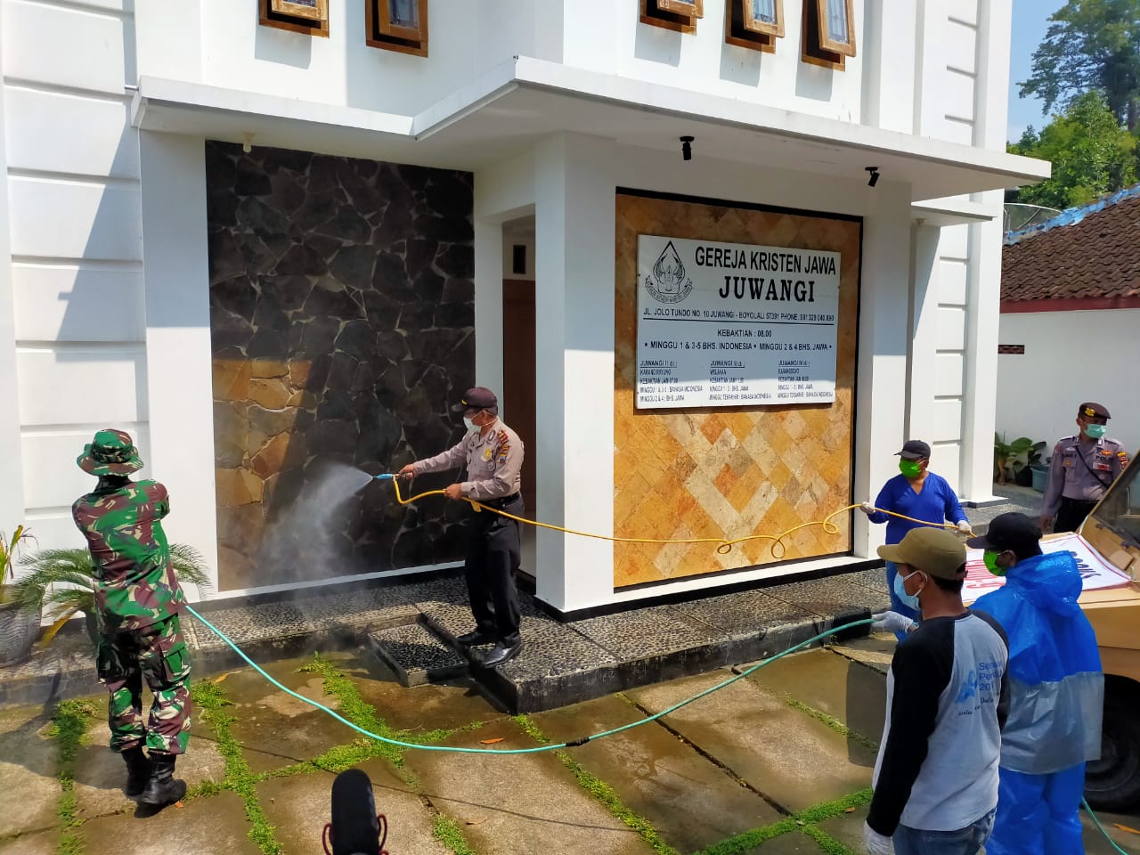 Kapolsek Juwangi Pimpin Anggota Semprot Disinfektan