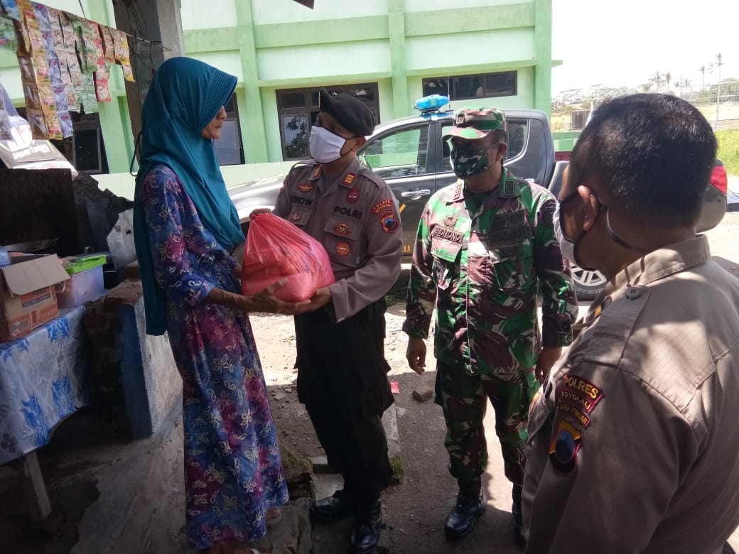 Kapolsek Sinergitas Danramil Peduli Warga Tidak Mampu Dilingkungan Mapolsek Dan Makoramil Wilayah Kecamatan Mojosongo
