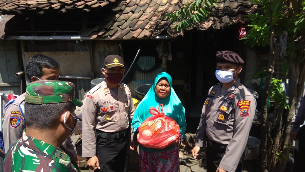 Sinegritas TNI Polri Bhakti Sosial Pembagian Paket Sembako kepada warga Kurang Mampu