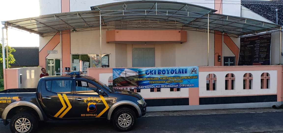 Soaialisasi social distancing di misa jumat pagi