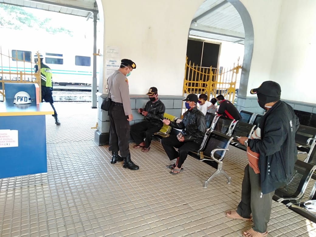 Cegah Penularan Covid-19 Polsek Juwangi Pantau Penumpang KA