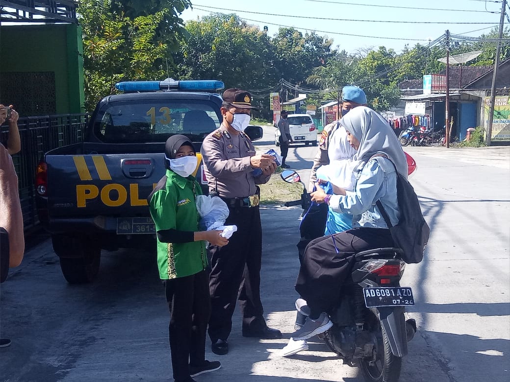 POLSEK SAMBI BAGIKAN MASKER KEPADA MASYARAKAT PENGGUNA JALAN RAYA