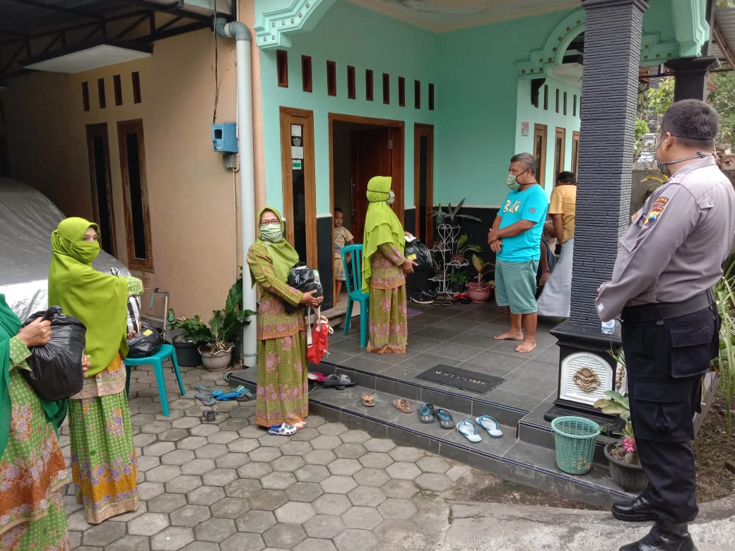 Personil Polsek Simo Amankan Bhakti Sosial Pembagian Paket Sembako kepada Warga Dampak Covid 19.