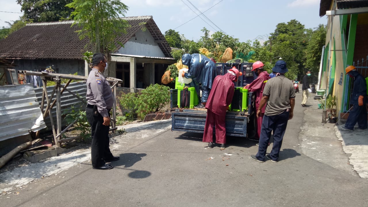 Penyemperotan Desinfektan dari Dinas Kesehatan Kab. Boyolali di Wilayah Kec. Ngemplak