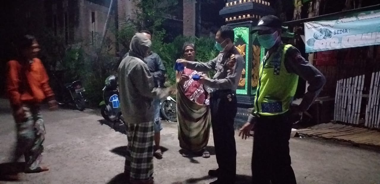 SINERGITAS TNI-POLRI MENYAMPAIKAN HIMBAUAN PENCEGAHAN COVID-19 LAKUKAN PATROLI BLP MALAM HARI